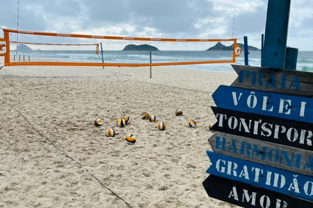 Grupo De Pessoas Jogando Vôlei De Praia Na Costa · Foto profissional  gratuita